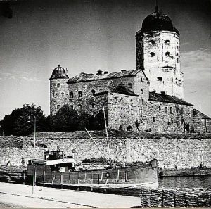 And. Auvinen Oy:n rahtilaiva "Kauko" Viipurin linnan edustalla 1920-30-luvulla.