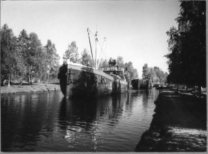 Höyrylotja s/s Nalle vas. keulasta tyhjä proomu (lotja) perässään ajaa kanavassa 1947.