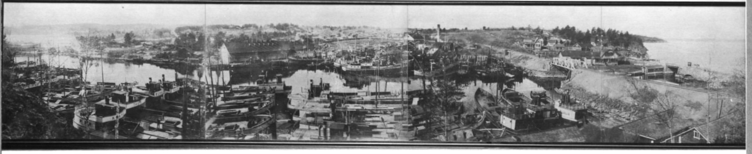 Enso-Gutzeit Oy:n laivastoasema ja telakka. Panoraamakuva idästä Laitaatsalmen yli 1921 Enso-Gutzeit Oy:n laivastoasema ja telakka. Panoraamakuva idästä Laitaatsalmen yli 1921.