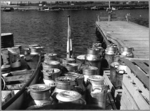 Maitohinkeillä (maitotonkka) lastattuja veneitä Savonlinnan sataman laiturissa 1950-luvulla.