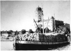 Gutzeitin tervahöyry s/s Tarmo propsilastissa Viipurissa 1929 tai 1930. Takana Viipurin linna.