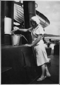 Laivaemäntä Aino Partanen Enso-Gutzeit Oy:n hinaaja s/s Jannessa joskus 1937-39