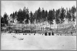 Kangassaaren sahan lotjavarvi joskus 1922-37 Ed. jäällä puurunkoisen höyrylotjan kaaritus meneillään.