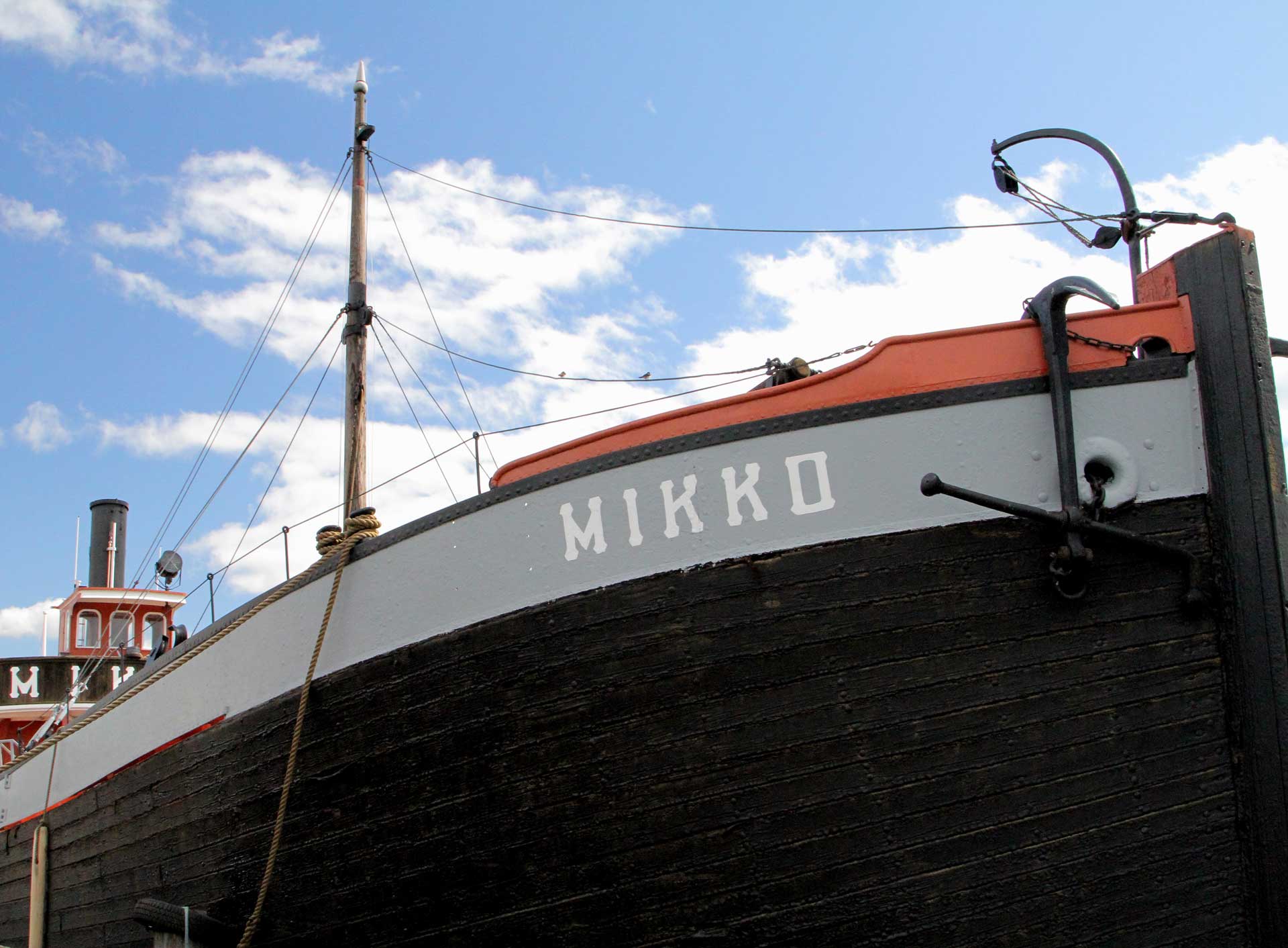 Tervahöyry S/s Mikko. Kuvassa lähikuva Mikko-laivan keulasta, jossa lukee Mikko.