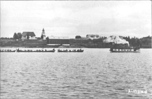 Kuva on postikortti noin vuodelta 1890. Kuvan tarkka ikä ei ole tiedossa. Kuvassa höyryvenhe s/s Ristiina hinaa kolmea kirkkovenettä Ristiinan kirkonkylän edustalla. Kuvan lähde Museovirasto, Historian kuvakokoelma.