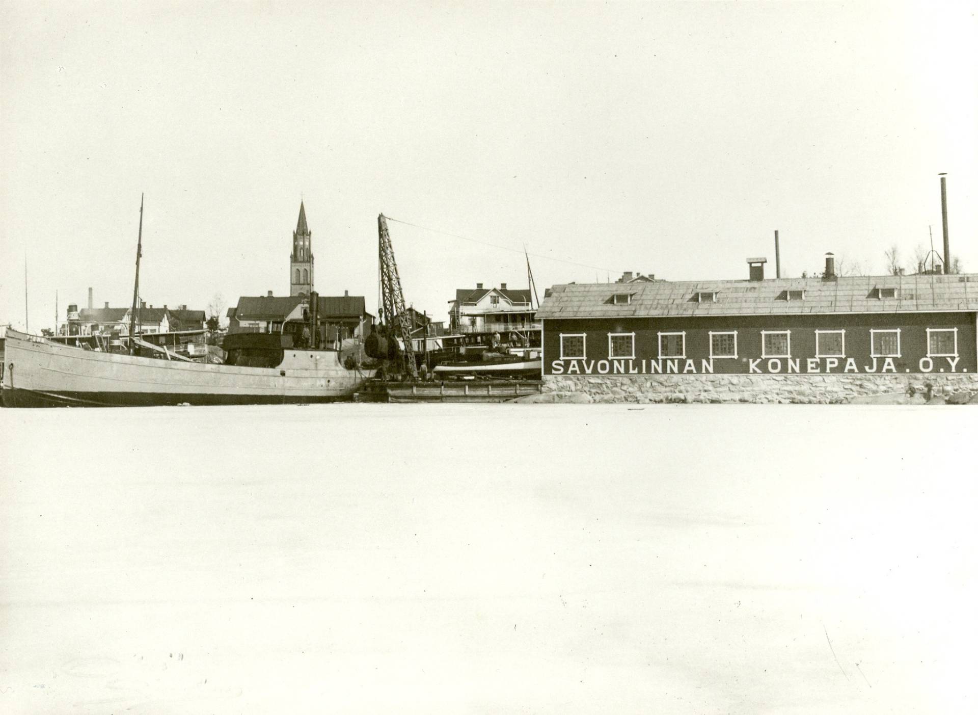 Telakka päätyi viisi vuotta myöhemmin osaksi And. Auvisen kauppahuonetta. Samalla telakan nimi vaihtui Savonlinnan Konepaja Oy:ksi. Rannassa oleva laiva on And. Auvinen Oy:n omistama s/s Tiera. Kuva 1920- ja 1930-lukujen taitteesta." (Ss Mikko 2016:35) Telakka päätyi viisi vuotta myöhemmin osaksi And. Auvisen kauppahuonetta. Samalla telakan nimi vaihtui Savonlinnan Konepaja Oy:ksi. Rannassa oleva laiva on And. Auvinen Oy:n omistama s/s Tiera. Kuva 1920- ja 1930-lukujen taitteesta.