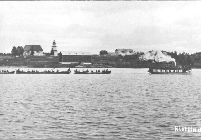 Kuva on postikortti noin vuodelta 1890. Kuvan tarkka ikä ei ole tiedossa. Kuvassa höyryvenhe s/s Ristiina hinaa kolmea kirkkovenettä Ristiinan kirkonkylän edustalla. Kuvan lähde Museovirasto, Historian kuvakokoelma.
