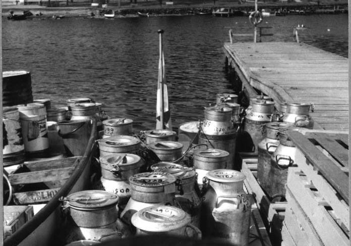 Maitohinkeillä (maitotonkka) lastattuja veneitä Savonlinnan sataman laiturissa 1950-luvulla.