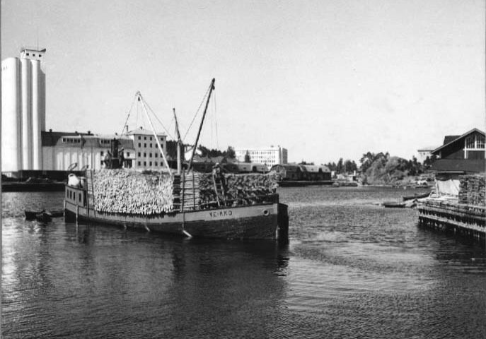 Höyrylotja Weikko halkolastissa Savonlinnan Haislahdessa 1950-luvulla. Höyrylotja Weikko halkolastissa Savonlinnan Haislahdessa 1950-luvulla.