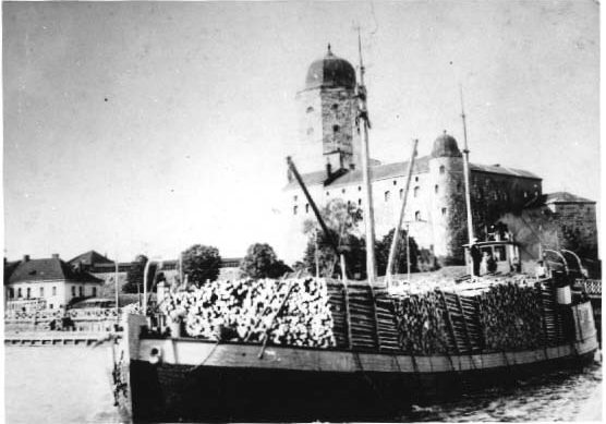 Gutzeitin tervahöyry s/s Tarmo propsilastissa Viipurissa 1929 tai 1930. Takana Viipurin linna.