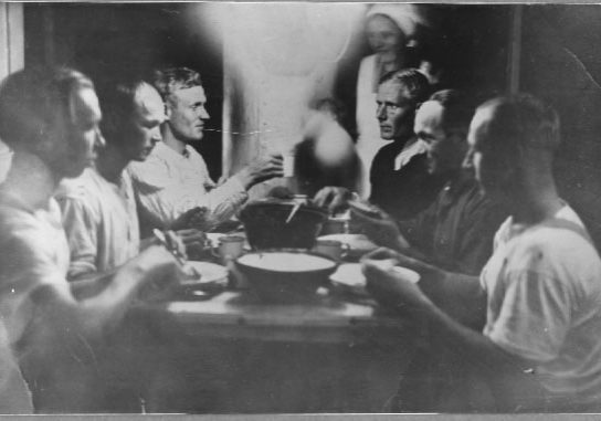 Tervahöyry s/s Toivon miehistö ruokailemassa 1938 Tervahöyry s/s Toivon miehistö ruokailemassa 1938