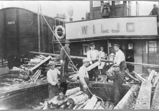 Tervahöyry s/s Wiljo (kotipaikka Savonlinna) ja osa miehistöstä purkamassa halkolastia 1920-luvulla. J-kirjaimen kohdalla (koppalakkinen) kippari Onni Vänttinen. Tervahöyry s/s Wiljo (kotipaikka Savonlinna) ja osa miehistöstä purkamassa halkolastia 1920-luvulla. J-kirjaimen kohdalla (koppalakkinen) kippari Onni Vänttinen.